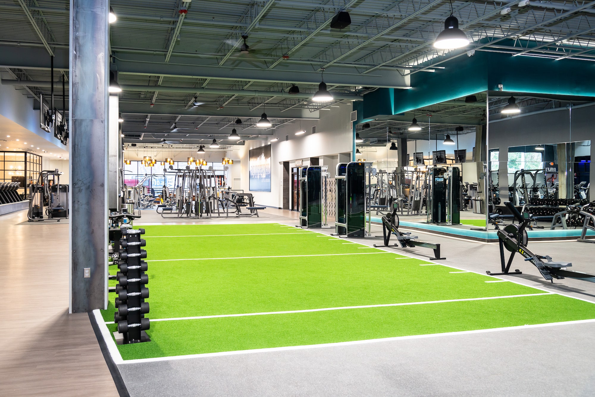 Large-turf-training-floor-at-Level-Fitness-Club-premier-full-service-gym-in-Yorktown